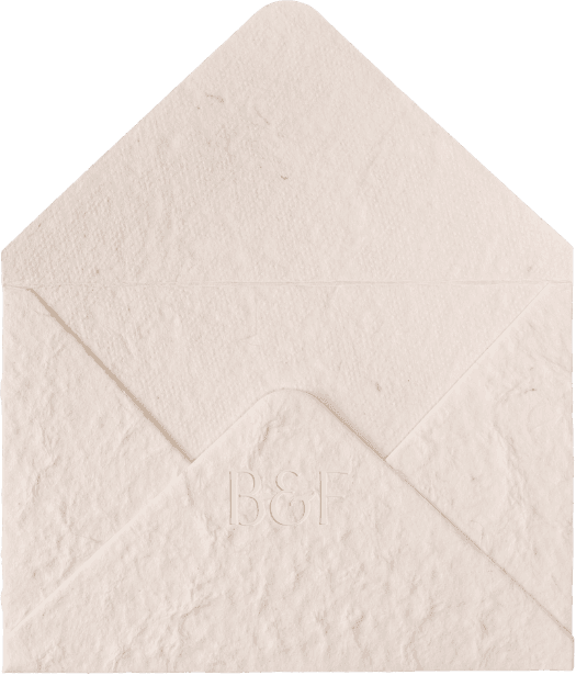 Envelope de papel artesanal com o monograma B&F