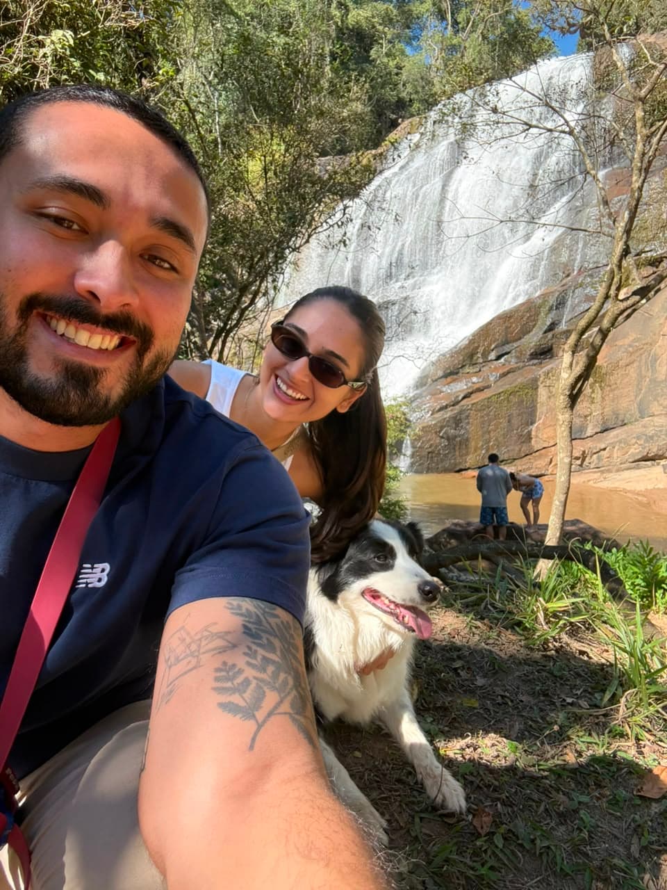 Barbara e Fernando com a Yzma numa cachoeira